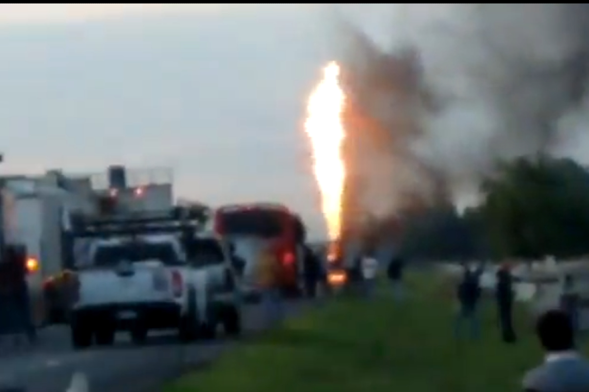 Pipa de gas se incendia sobre Circuito Exterior Mexiquense.