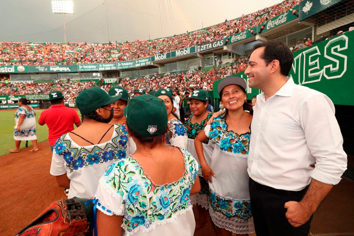 Histórica fiesta deportiva se vivió en el Kukulcán con el primer juego de softbol femenil