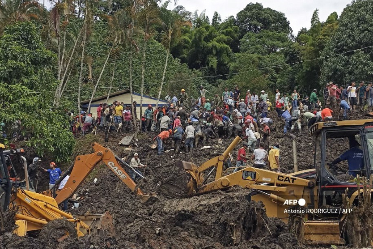 Foto: AFP | Ocho niños atrapados por alud de tierra sobre una escuela rural en Colombia