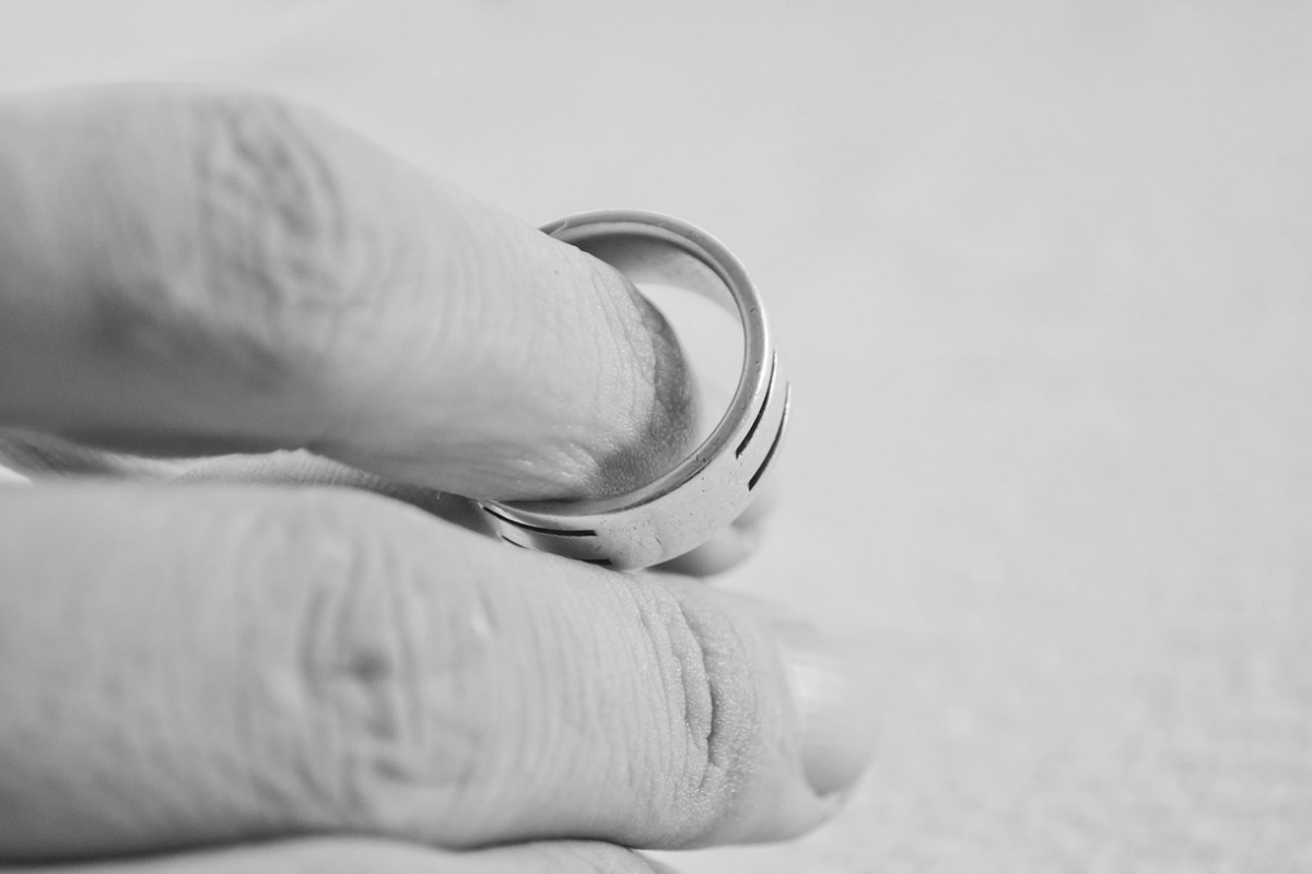 Foto: Twitter/ Pixabay | "Hoy me divorcié de un buen hombre": el tuit viral de una mujer