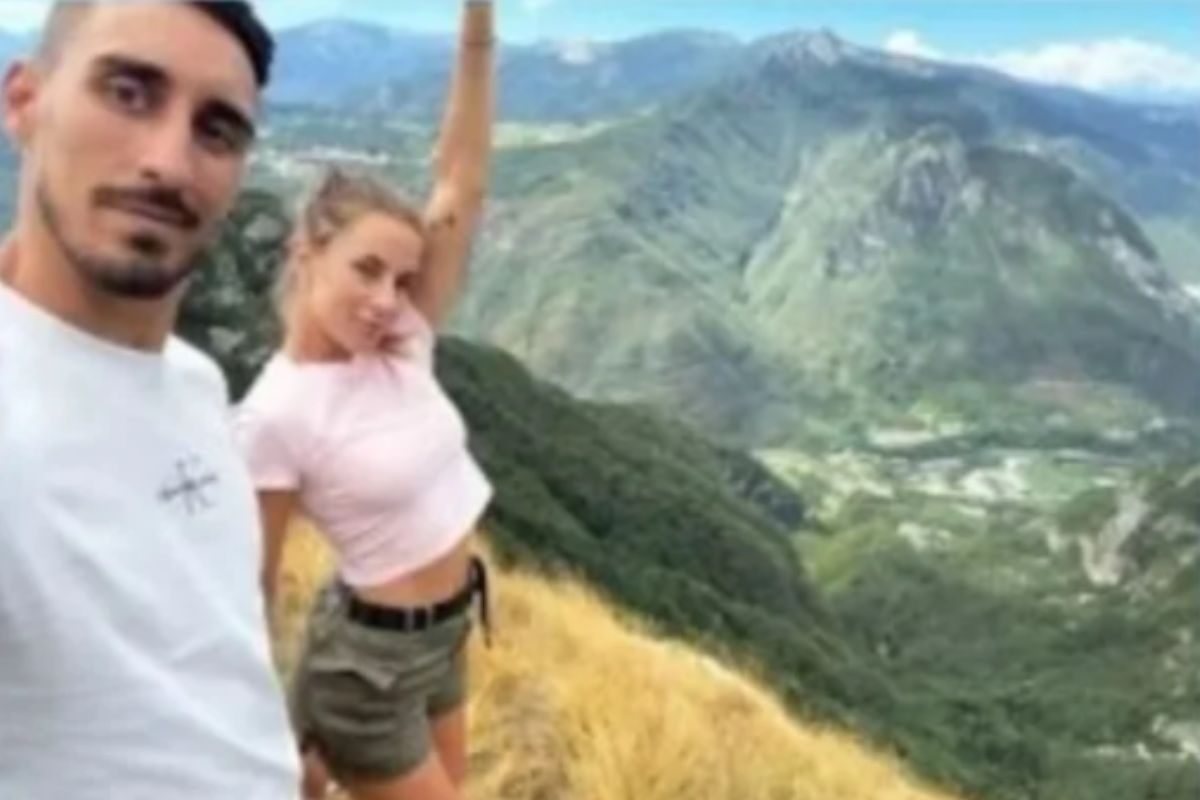 Foto:Captura de pantalla| ¡Escalofriante! Muere al caer de un barranco tras posar junto a su novia para una selfie