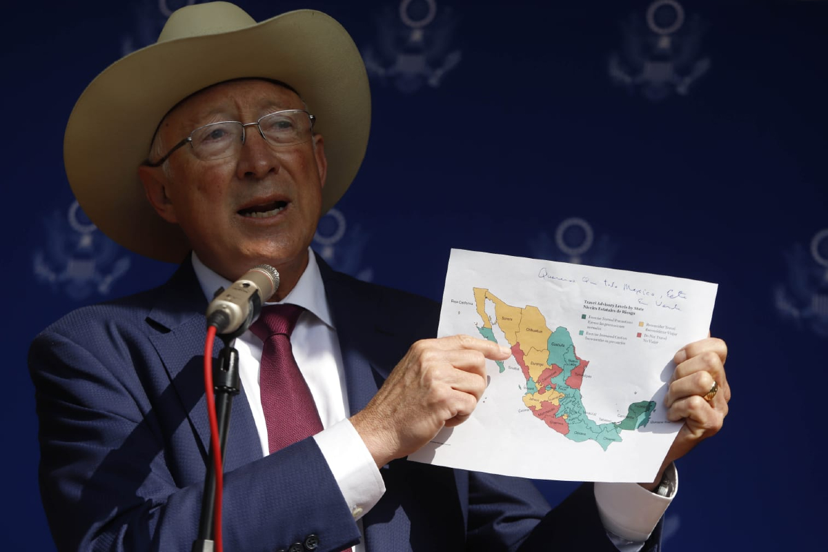 Ken Salazar señaló que la inseguridad enfría las inversiones en México.