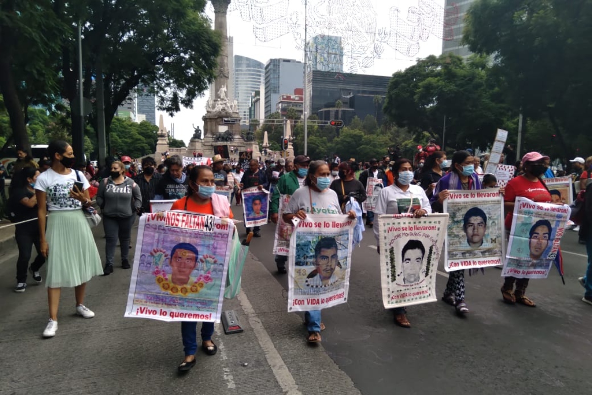 Minuto A Minuto Sigue Aquí La Marcha De Los Padres De Los 43 Normalistas De Ayotzinapa 24 Horas