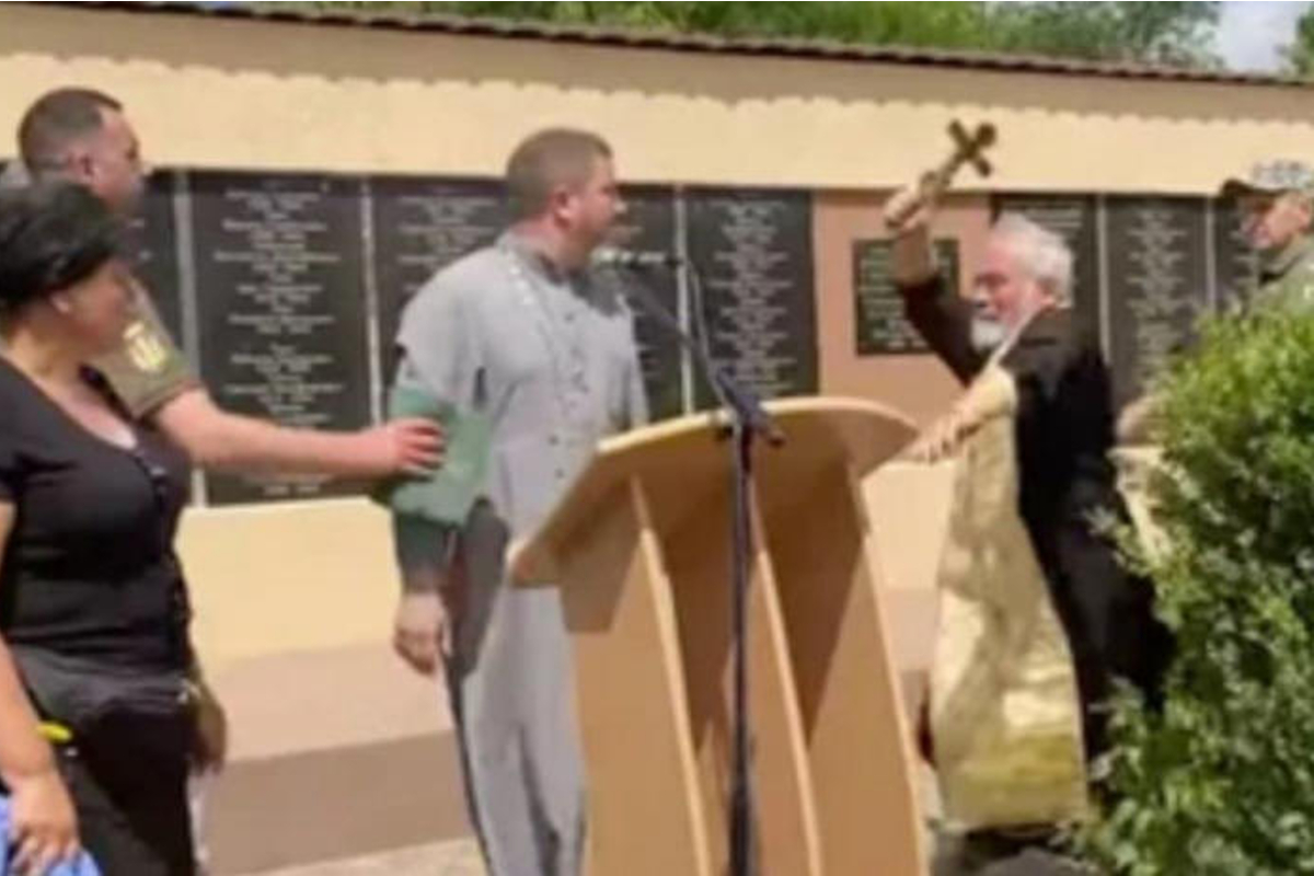 Sacerdote ruso golpea con un crucifijo a cura ucraniano.