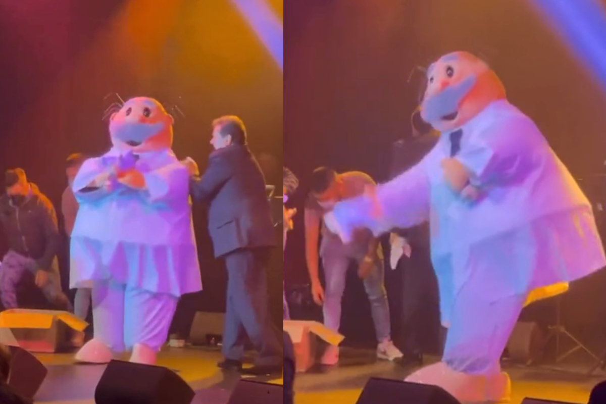 Botarga del Dr. Simi aparece en concierto del cantante Coque Muñiz, y lanza sus "polémicos" peluches al público