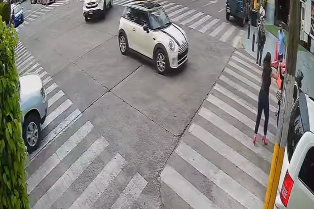 Foto: Twitter/ @ber_flores | VIDEO: Mujer es víctima de unos Rappi ladrones mientras cruzaba una calle