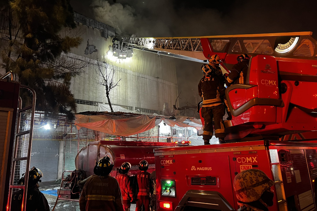 Foto: @Bomberos_CDMX | Controlan incendio en bodega de Tepito.