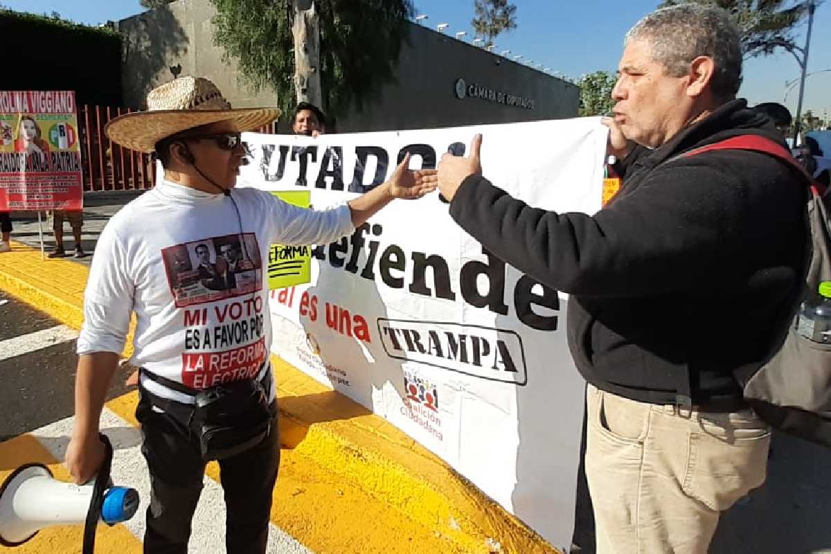 Simpatizantes a favor de la reforma electoral se instalaron esta mañana a las afueras de la Cámara de Diputados para manifestar su apoyo