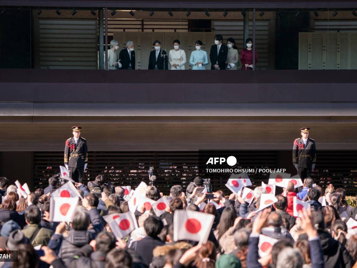 Foto: AFP | japonés. Naruhito, acompañado por la emperatriz Masako, tenía previsto hacer seis apariciones breves a lo largo del día.