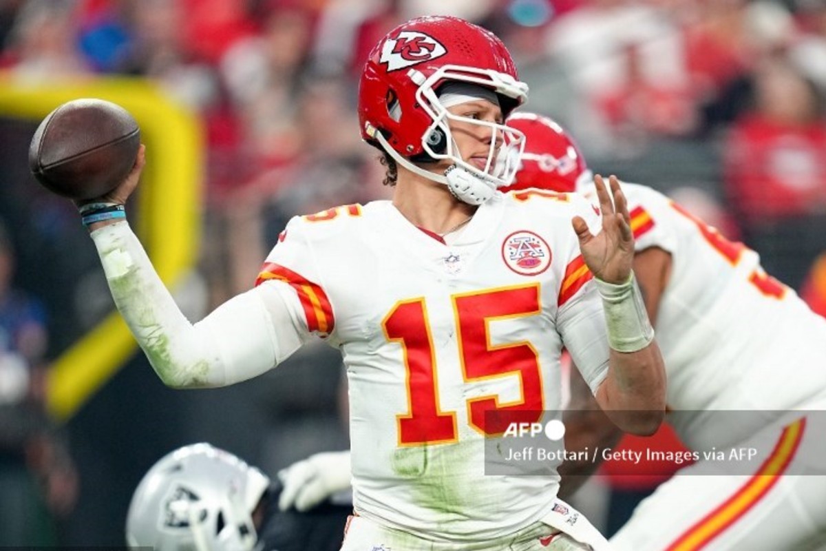 Mahomes sets NFL record as Chiefs clinch first playoff spot