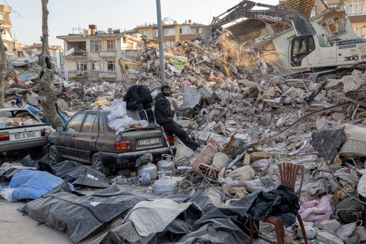 A casi dos semanas del sismo en Turquía, refugiados sirios buscan volver a su país.