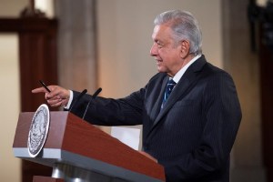 Al acusar que Martha Barcena, está ya en "el bloque conservador",AMLO advirtió “que cada quien es responsable de su actos"