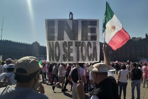 Foto: Valeria Chaparro | Asistentes abarrotan el Zócalo previo a marcha en defensa del INE.