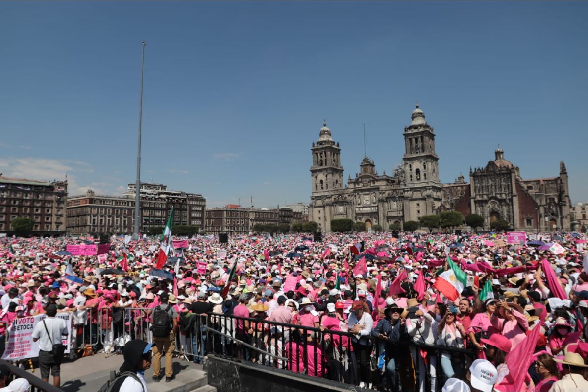 Foto: Valeria Chaparro | Asistentes abarrotan el Zócalo previo a marcha en defensa del INE.