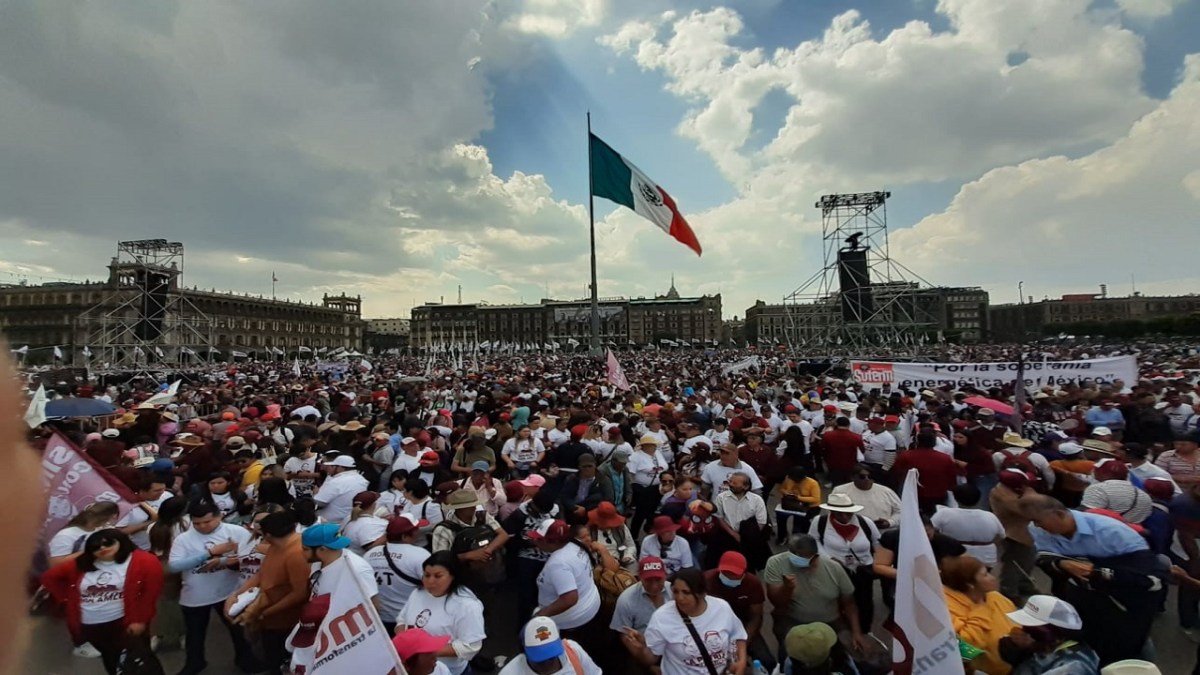 FOTOS+VIDEOS: Así se vive el ambiente previo al mensaje de AMLO por el 85 aniversario de la Expropiación Petrolera.