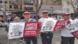 Integrantes de Morena y del SNTE expresan su apoyo a AMLO como parte de la conmemoración de la Expropiación Petrolera.