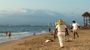 Personas vacacionando en las playas de México