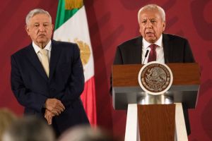 AMLO señaló que esperará a que la FGR detalle la acusación contra Francisco Garduño para tomar una decisión al respecto.