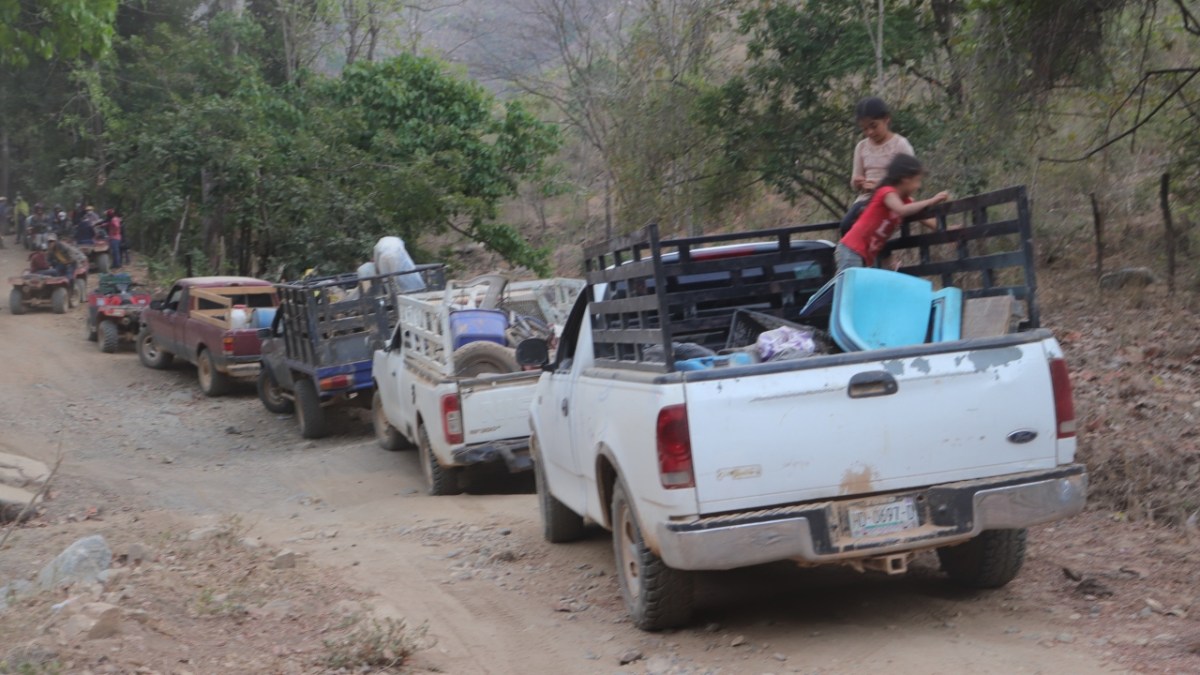 Con lo que lograron sacar de sus hogares, más de 200 persons salieron en caravana el lunes pasado de sus hogares en busca de un refugio seguro… aunque no saben cuándo volverán