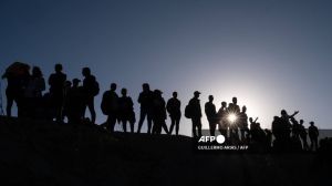 Foto:AFP|Menor y agente resultan heridos en intento de cruce forzoso de migrantes a EU