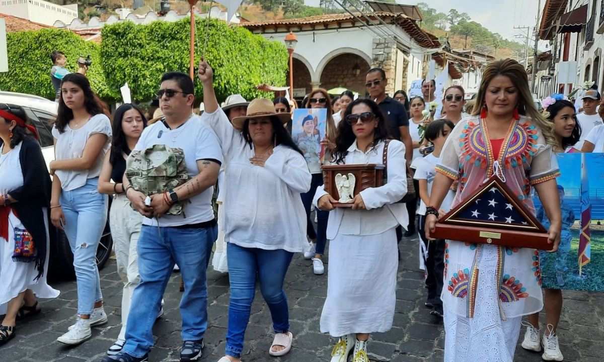 Esta mañana inició la caminata para recibir las cenizas de la soldado mexicana, Ana Fernanda Basaldua Ruiz