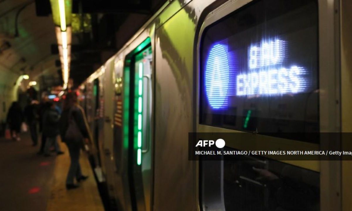 Foto:AFP|Muere hombre en el metro de NY tras ser sometido por un pasajero