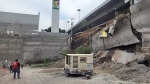 Cierran lateral de Periférico Norte en dirección sur tras el deslizamiento de talud en una construcción