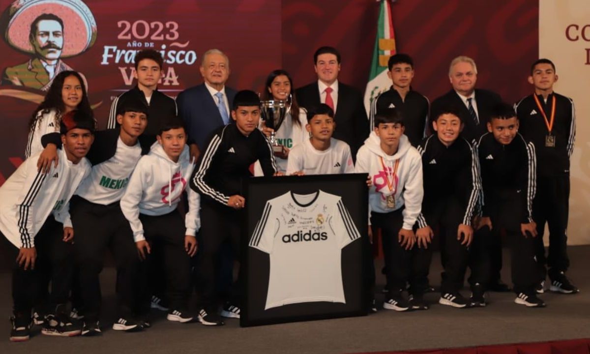 Foto:Valeria Chaparro|AMLO recibe a los niños que ganaron el torneo World Challenge Del Real Madrid