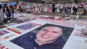 Foto: Luis Valdés | Se montó un tendedero frente a Palacio para denunciar a deudores alimentarios de todo el país.