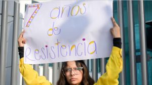 Yanelli, quien es víctima de abuso sexual, realizó la mañana de este jueves una protesta frente a la FGE para pedir justicia ante sus caso