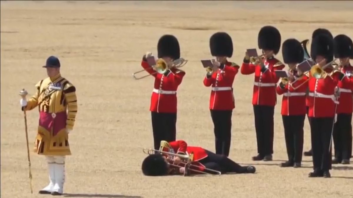 Guardias británicos colapsan por calor en ensayo de desfile.