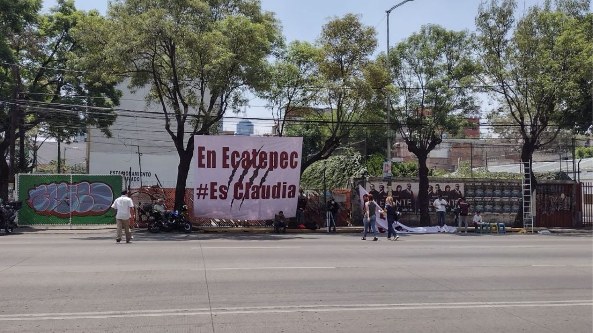 Foto: Luis Valdés | Colocan lonas en apoyo a Claudia Sheinbaum.