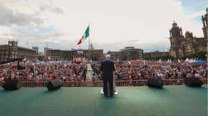 Foto: especial | Agradece AMLO tras mitin en el Zócalo.