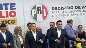 Silvano Aureoles, entregó la constancia el registro para competir por ser la persona responsable de construir el Frente Amplio por México