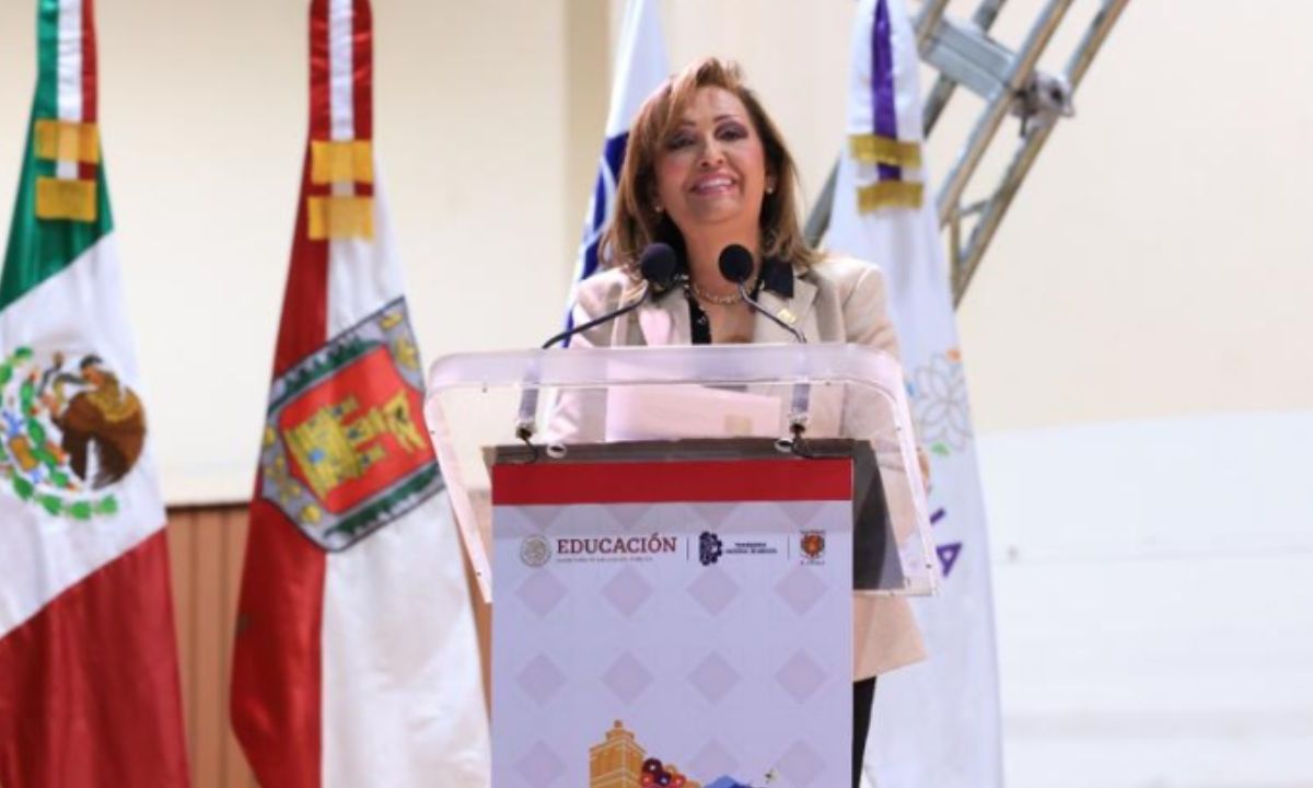 Lorena Cuéllar Cisneros, colocó los Bandos Solemnes que dan inicio a las Fiestas Patrias en Tlaxcala, en medio de gritos y protestas de sindicalizados