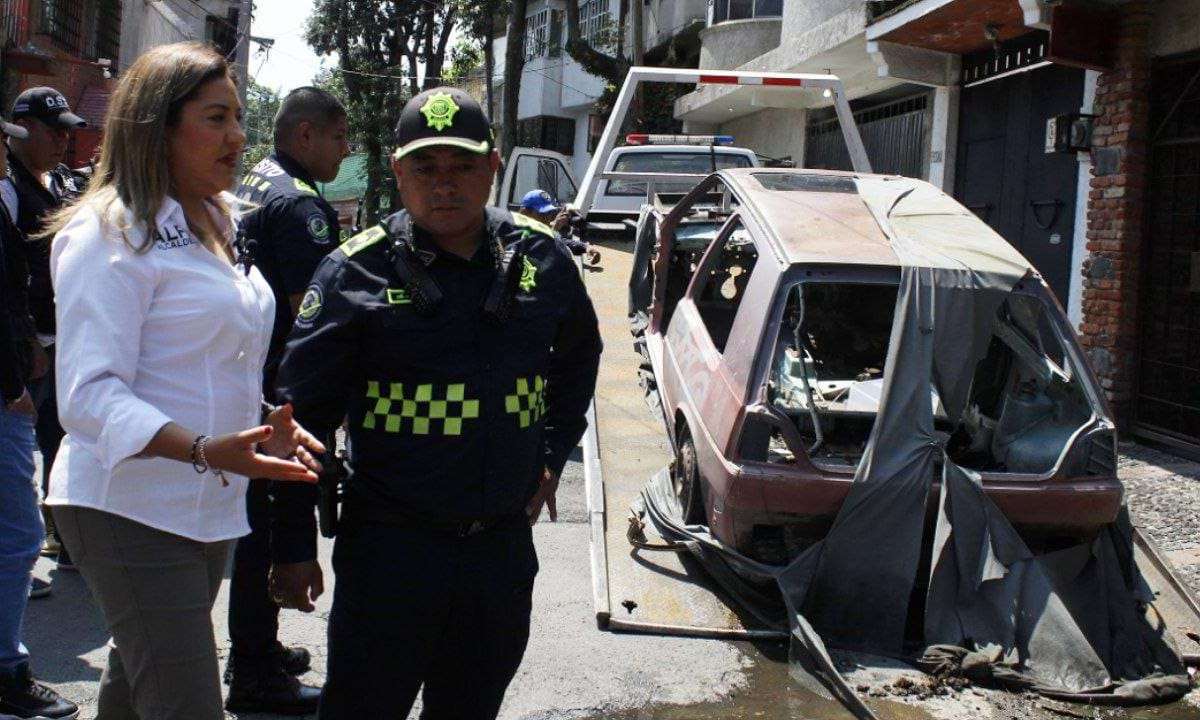 Al encabezar el operativo de retiro de automóviles chatarra en la colonia Chimilli, la alcaldesa de Tlalpan, Alfa González Magallanes informó que a casi dos años de su gobierno se han retiraron 900 carros que estaban abandonados en la vía pública