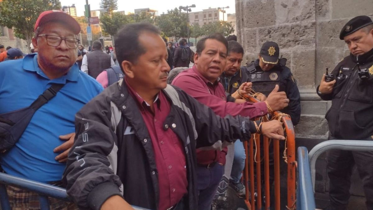 Trabajadores de Tabasco se amarran a vallas frente a Palacio