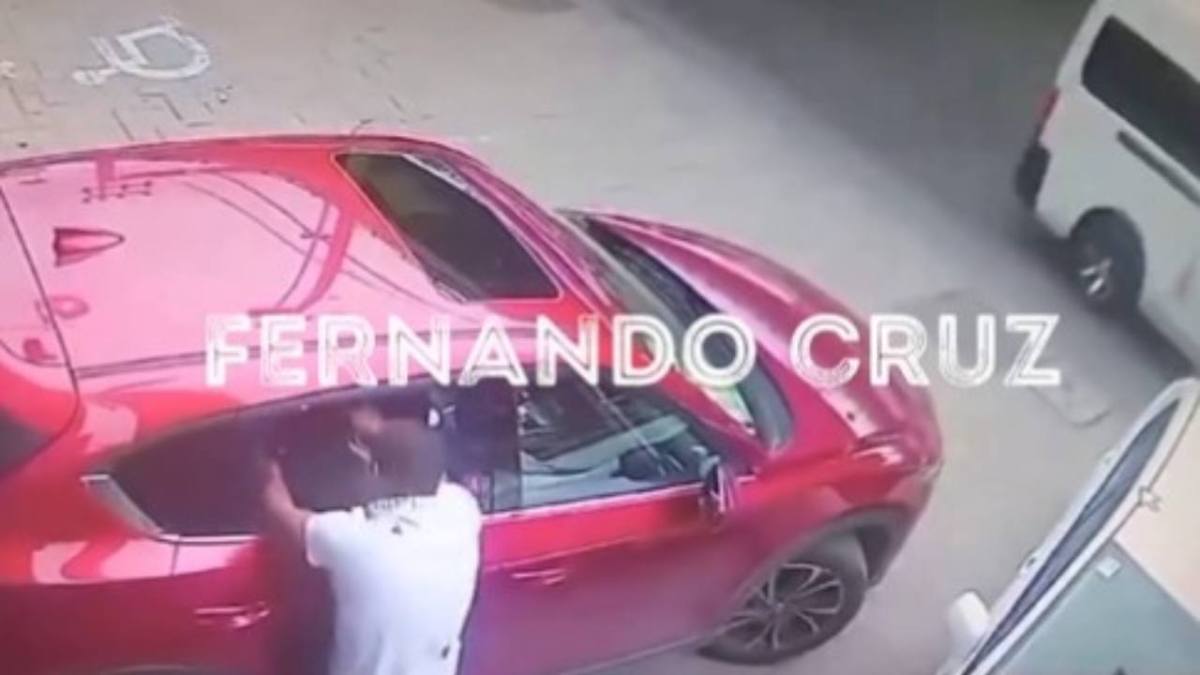 Una cámara de videovigilancia captó el momento en el que un ladrón dio un cristalazo a una camioneta en Periférico Norte y se robó varios objetos de su interior.