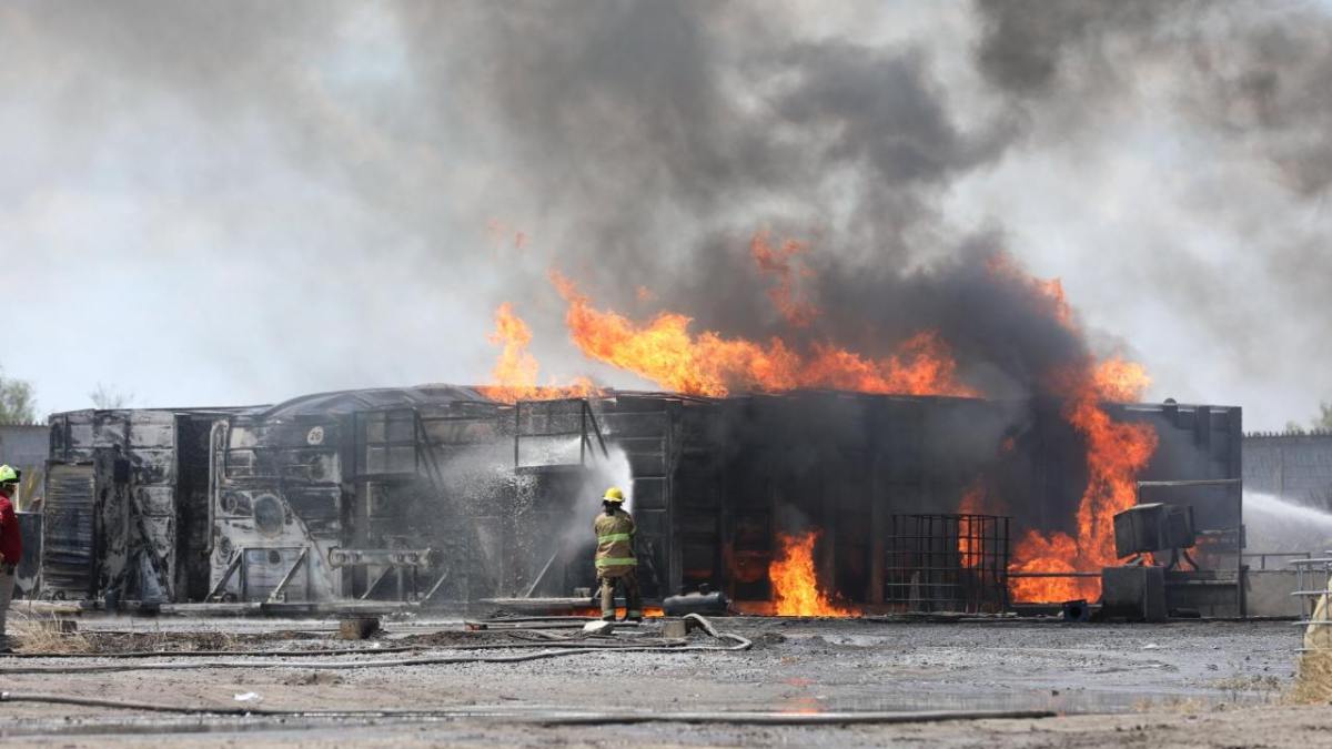 La tarde de este miércoles 30 de agosto se registró el incendio de unos tanques de gasolina en una empresa de Salinas Victoria, en Nuevo León.