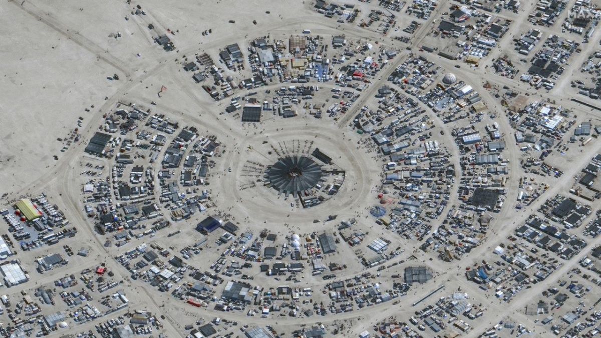 Las puertas de entrada y salida del recinto de Black Rock City estaban cerradas, pero algunos asistentes desesperados caminaron durante horas para llegar a la carretera más cercana y pedir un aventón para marcharse