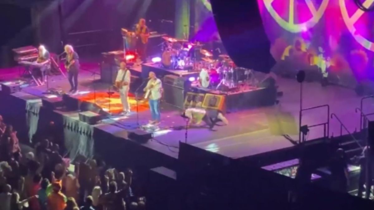 Foto:Captura de pantalla|¡Suelo! Ringo Starr sufre caída durante su concierto