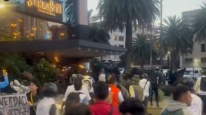 Presuntos integrantes del Bloque Negro vandalizan el Sonora Grill de Paseo de la Reforma durante la marcha por los 9 años de la desaparición de los 43 estudiantes de Ayotzinapa