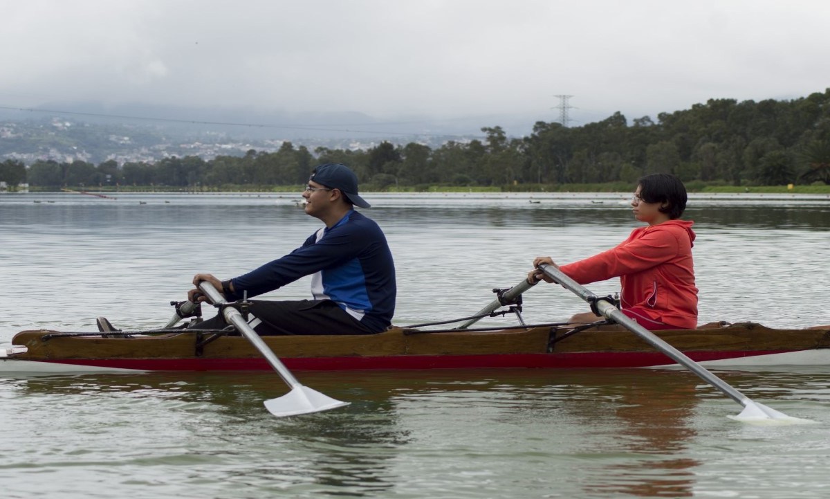 dos jóvenes haciendo deporte universitario