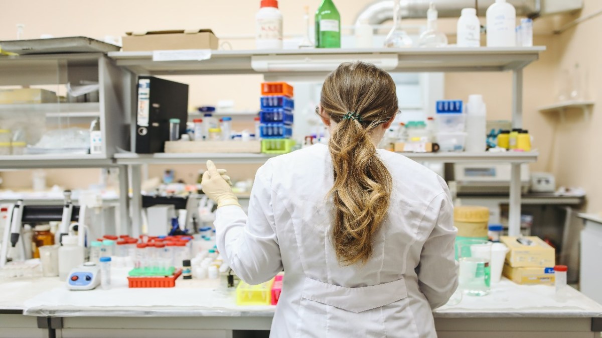 un farmacéutico realizando su labor