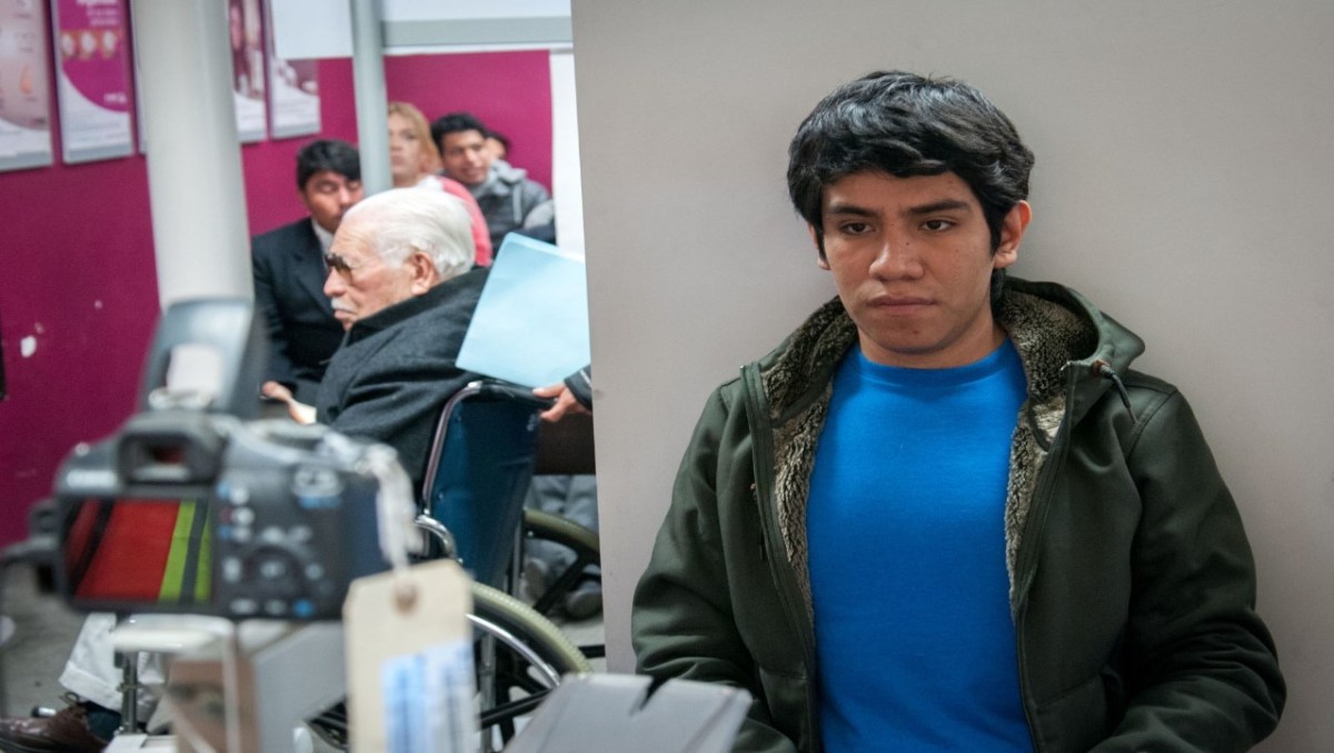 un joven solicitando su credencial de elector por primera vez