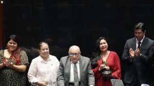 Por sus más de 76 años de trayectoria médica, Alejandro Llausas recibió el Reconocimiento “Dr. Jesús Kumate Rodríguez”