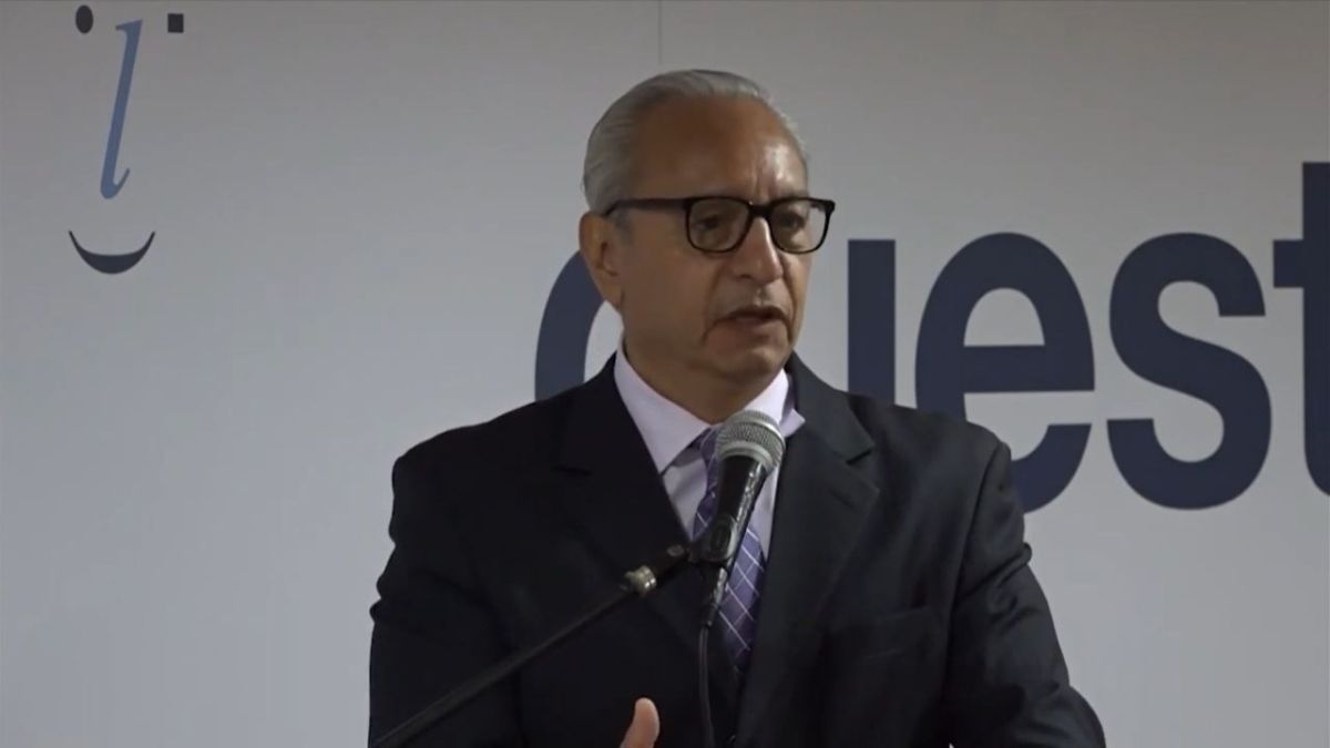 José de Jesús Lira presentando su libro Orgullo y vida en República Dominicana.