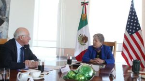 Se reúnen canciller y embajador Ken Salazar; dialogan sobre migración y seguridad