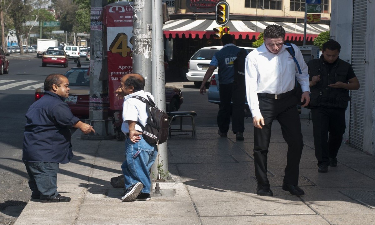 personas en la calle con acondroplasia