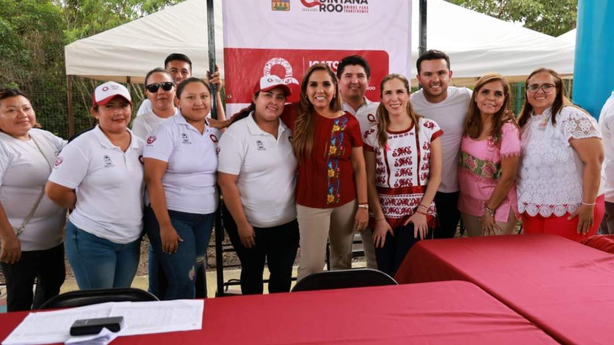 Atenea Gómez acompañó a la gobernadora de Quintana Roo en un recorrido para saludar a los asistentes de las Caravanas del Bienestar